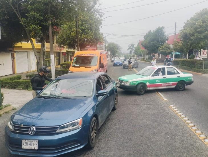 Taxista imprudente provoca choque en la avenida Ávila Camacho de Xalapa