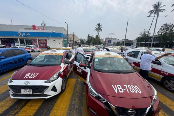 Taxistas de Veracruz realizan caravana en el Día del Trabajo; piden créditos blandos y mayor seguridad