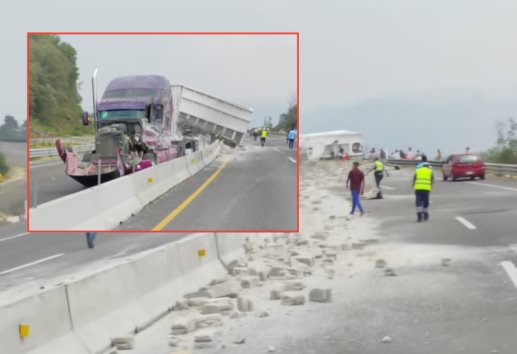 Se registra volcadura de tráiler en libramiento de Xalapa 
