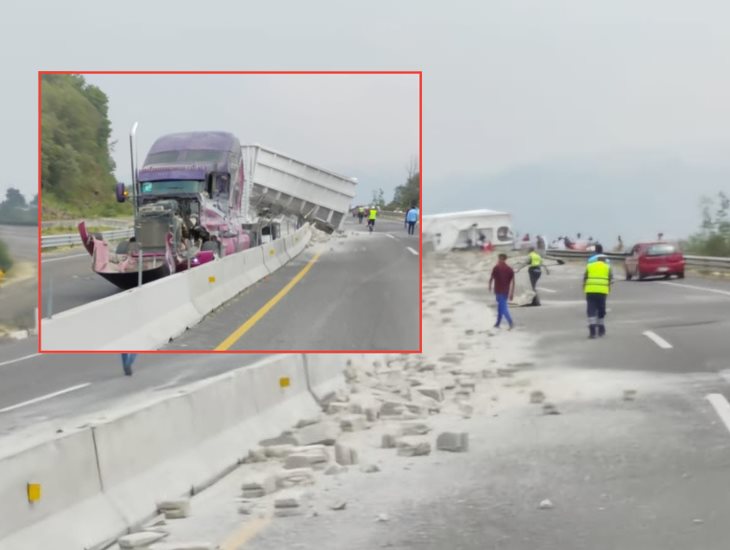 Se registra volcadura de tráiler en libramiento de Xalapa 