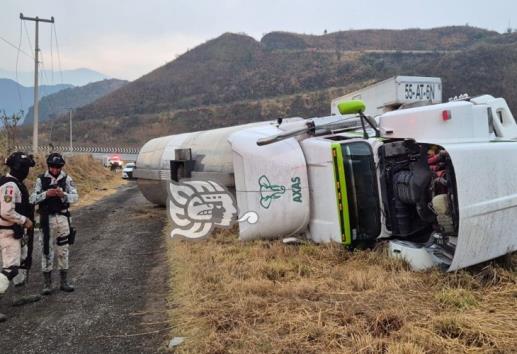 Vuelca pipa cargada con combustóleo sobre la autopista Orizaba-Puebla