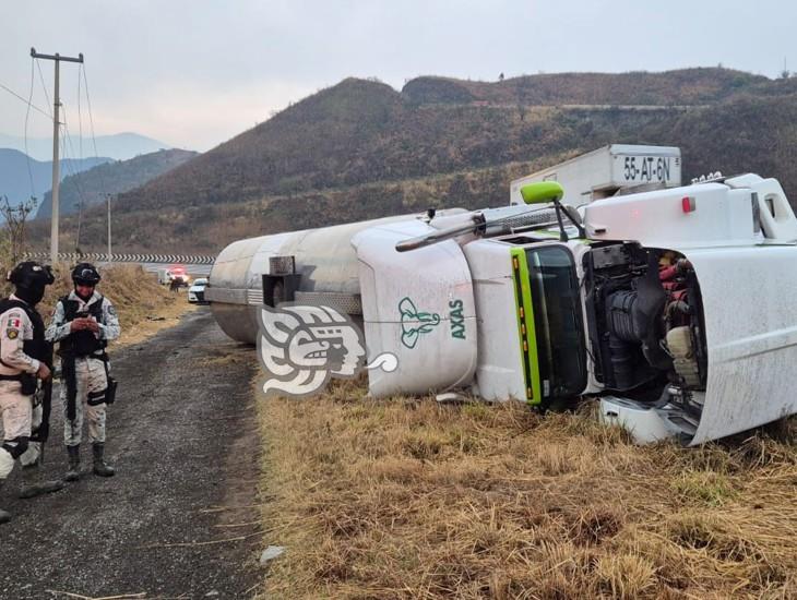 Vuelca pipa cargada con combustóleo sobre la autopista Orizaba-Puebla