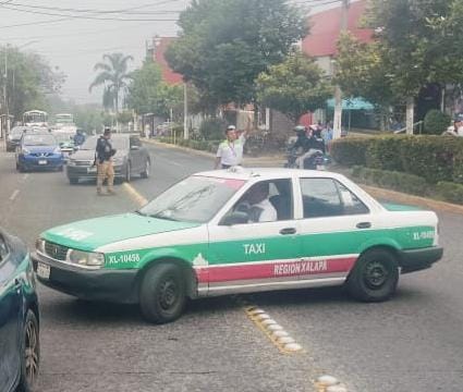 Taxista imprudente provoca choque en la avenida Ávila Camacho de Xalapa