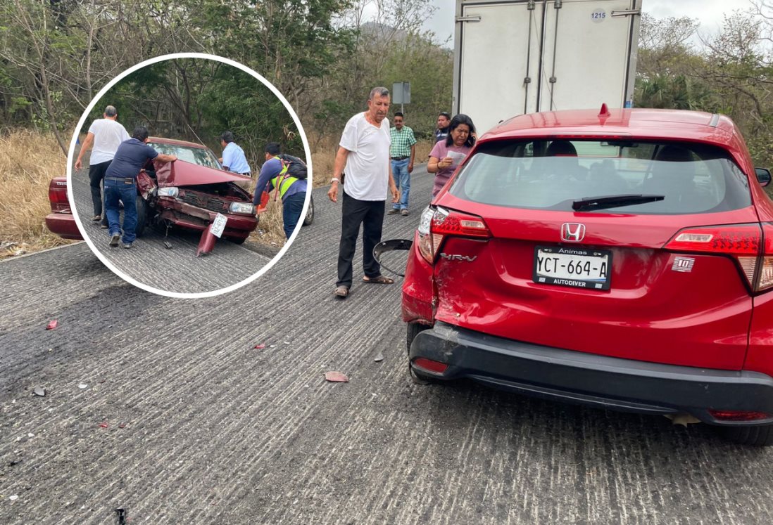 Camioneta choca contra un automóvil en carretera Cardel – Nautla