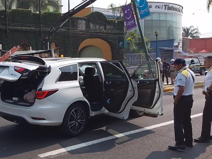 Camioneta derriba poste en colonia Centro de Orizaba