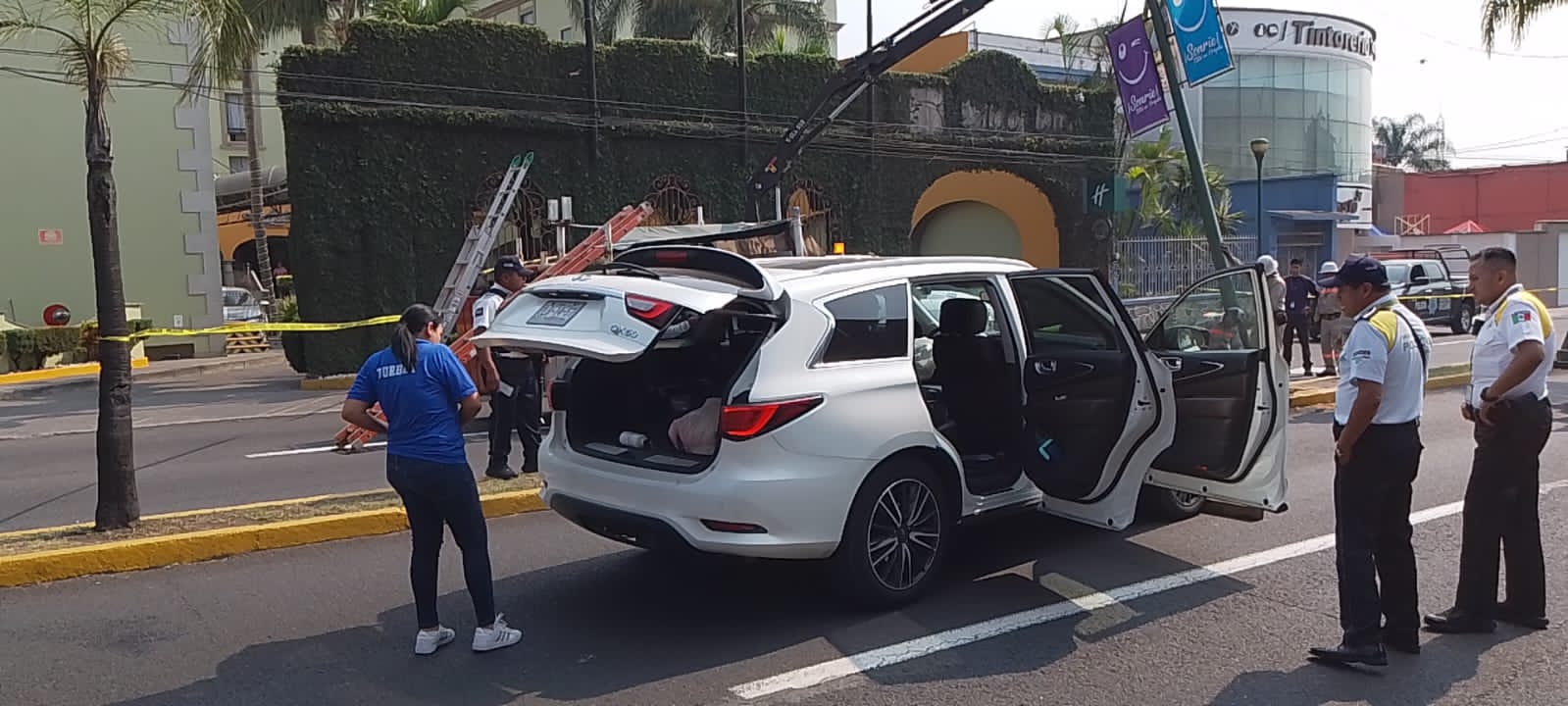 Camioneta derriba poste en colonia Centro de Orizaba
