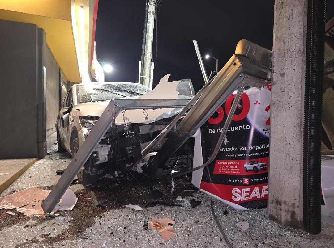 Conductor estrella su auto contra parabus en fraccionamiento de Boca del Río