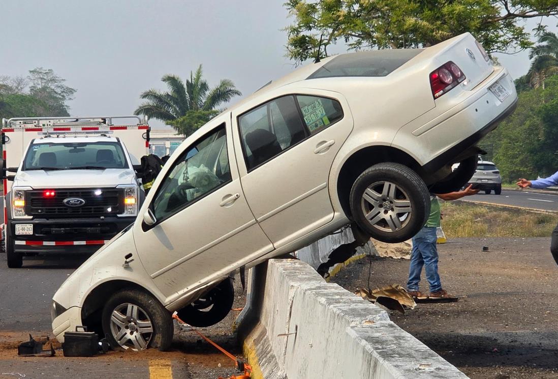 Conductor queda inconsciente al volante y queda arriba del muro de contención en la autopista Veracruz – Córdoba