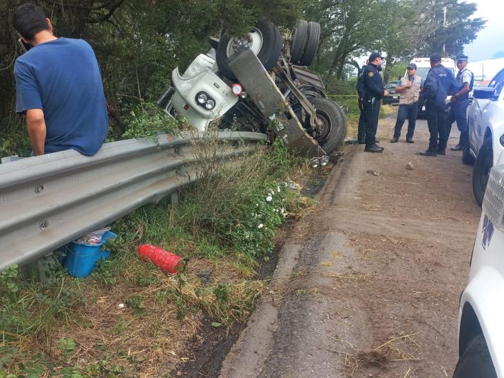 Vuelca camión de carga en las curvas de Acajete