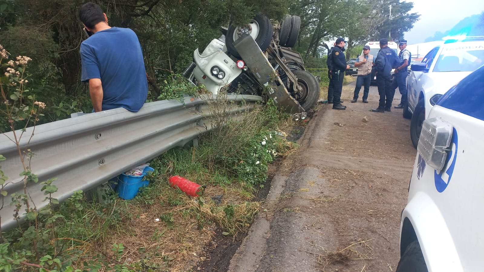 Vuelca camión de carga en las curvas de Acajete