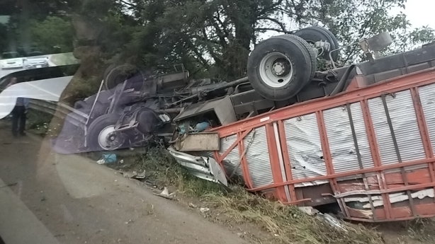 Vuelca camión de carga en las curvas de Acajete