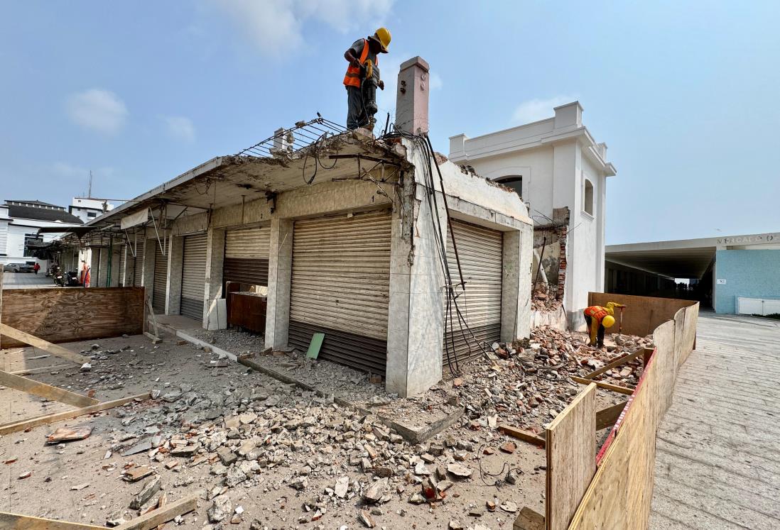Demuelen últimos locales del mercado de artesanías en el malecón de Veracruz