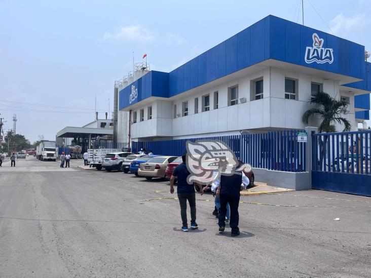 Fuerte explosión sacude a fábrica de Lala en Veracruz; hay un deceso