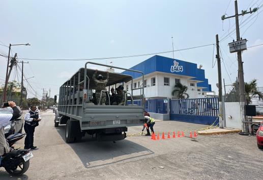 Fuerte explosión sacude a fábrica de Lala en Veracruz; hay un deceso