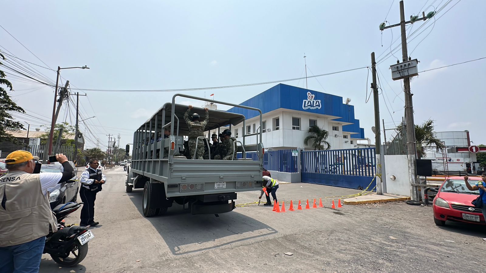 Fuerte explosión sacude a fábrica de Lala en Veracruz; hay un deceso