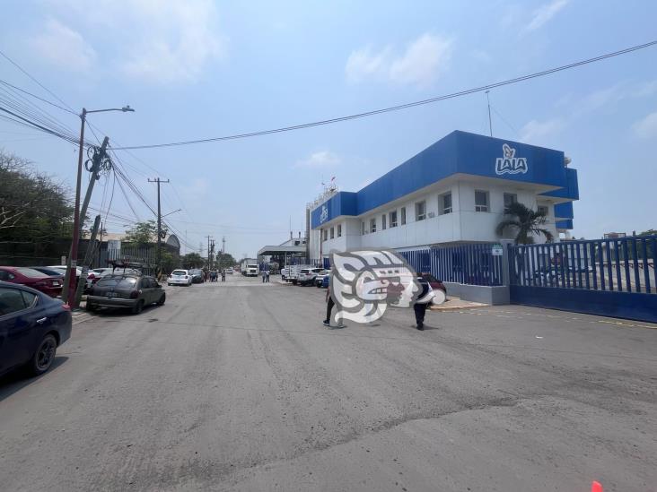 Fuerte explosión sacude a fábrica de Lala en Veracruz; hay un deceso