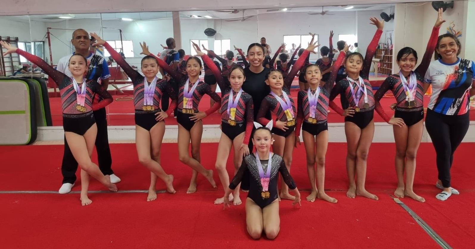 Alumnas del Club Levic Minatitlán regresan cargadas de medallas