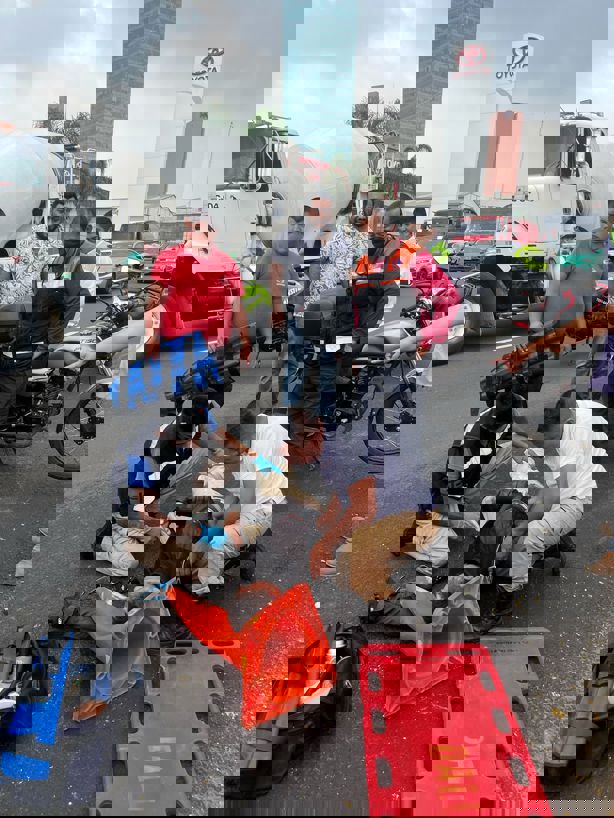 Motociclista queda herido tras brutal choque en Xalapa, frente a Plaza Américas