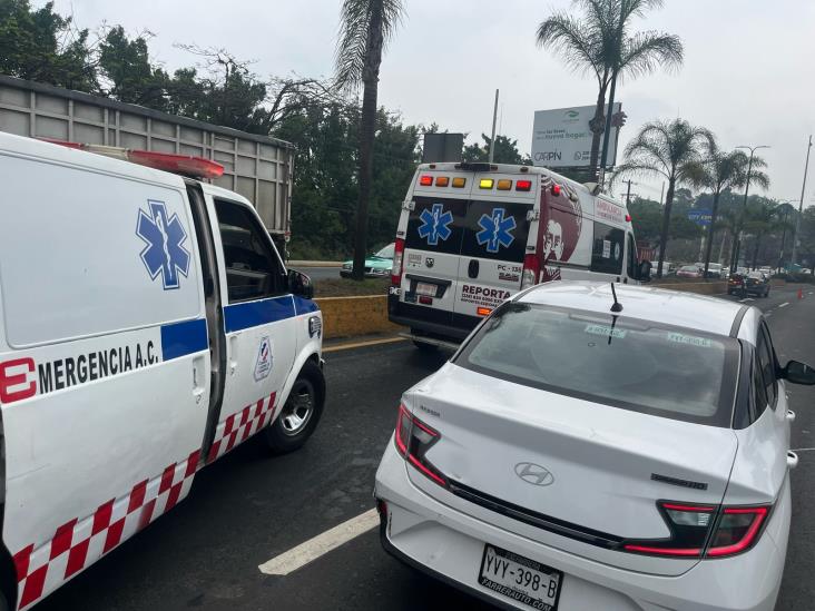 Motociclista queda herido tras brutal choque en Xalapa, frente a Plaza Américas