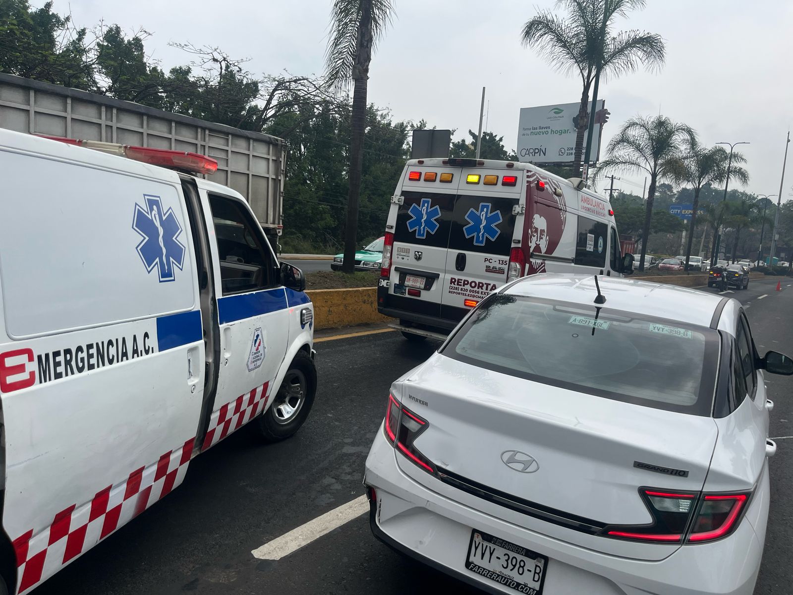 Motociclista queda herido tras brutal choque en Xalapa, frente a Plaza Américas