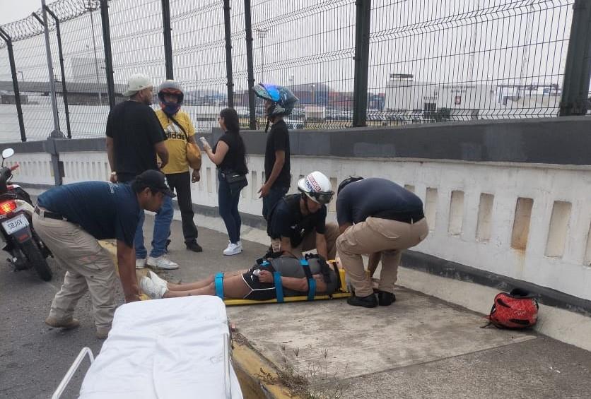 Mujer derrapa moto sobre el puente Morelos en Veracruz; sufre lesión en la cabeza