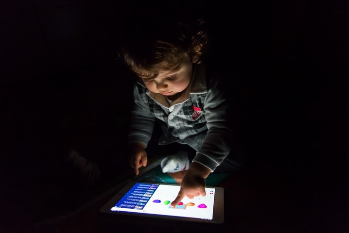 Pantallas alteran la estructura cerebral de los niños