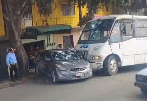 Autobús impacta a vehículo en Xalapa y genera caos vehicular