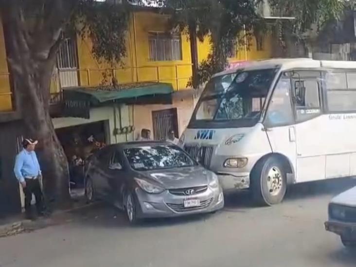 Autobús impacta a vehículo en Xalapa y genera caos vehicular