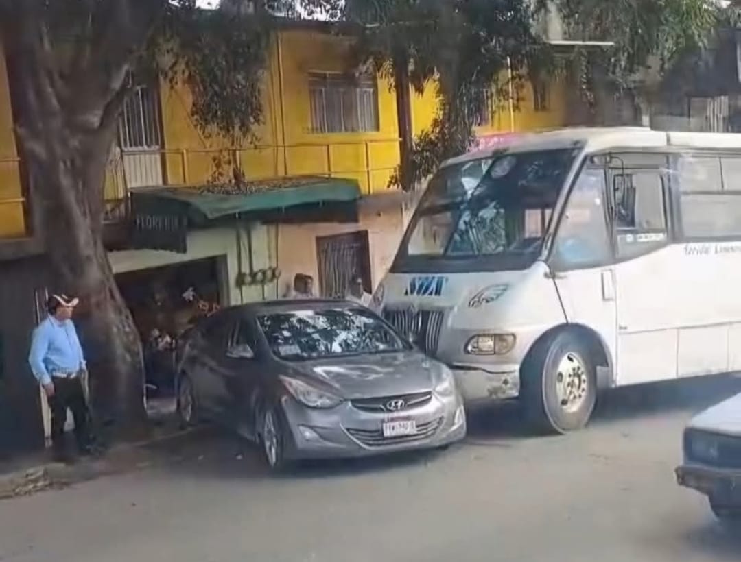 Autobús impacta a vehículo en Xalapa y genera caos vehicular