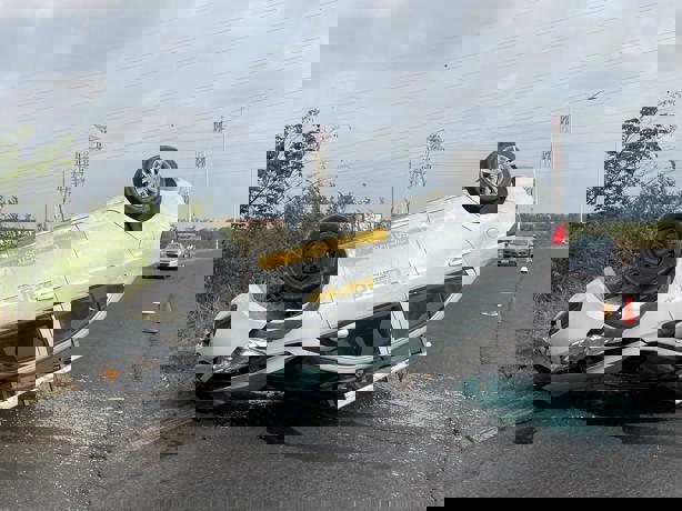 Vehículo vuelca en calle Xalapa de fraccionamiento Nuevo Veracruz