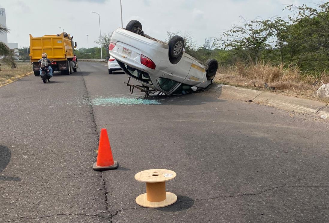 Vehículo vuelca en calle Xalapa de fraccionamiento Nuevo Veracruz