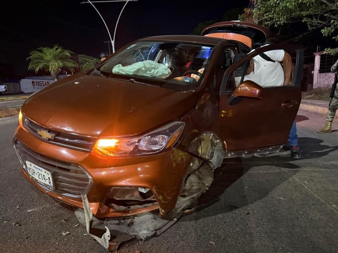 Abandona a su familia para evitar ser detenido tras choque en Acayucan 