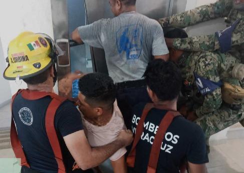 Rescatan a adulto y niño atrapados en elevador del fraccionamiento Dream Lagoons, Veracruz