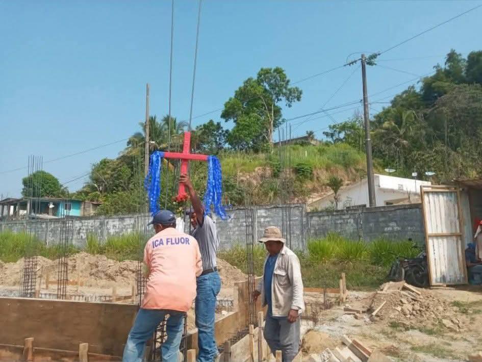 Albañiles de Villa Cuichapa celebran el Día de la Santa Cruz