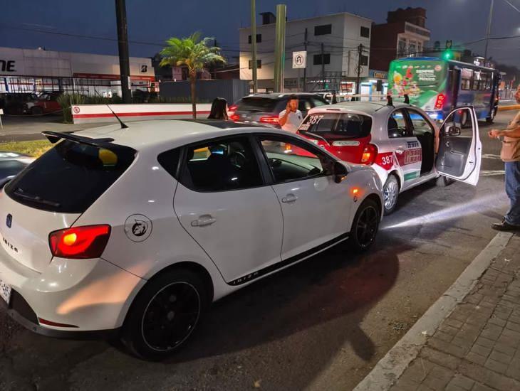 Caos vial en Orizaba por choque entre taxi y auto en la Calle Real