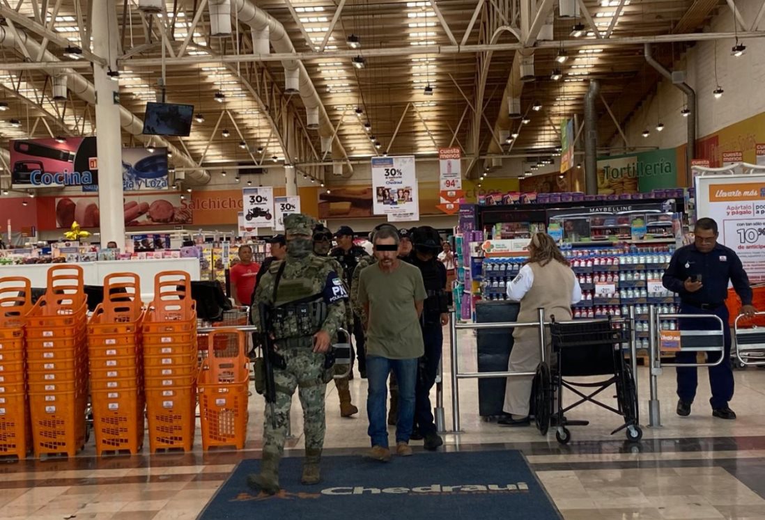 Detienen y desarman a hombre que provocó pánico dentro de un supermercado en Veracruz