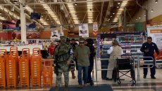Detienen y desarman a hombre que provocó pánico dentro de un supermercado en Veracruz