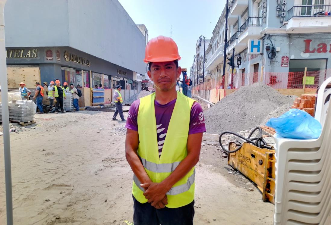 "Estoy agradecido con el oficio": Joel Cruz, albañil desde hace 10 años en Veracruz