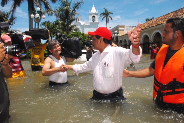 Fidel Herrera, el gobernador que caminaba descalzo en inundaciones de Veracruz