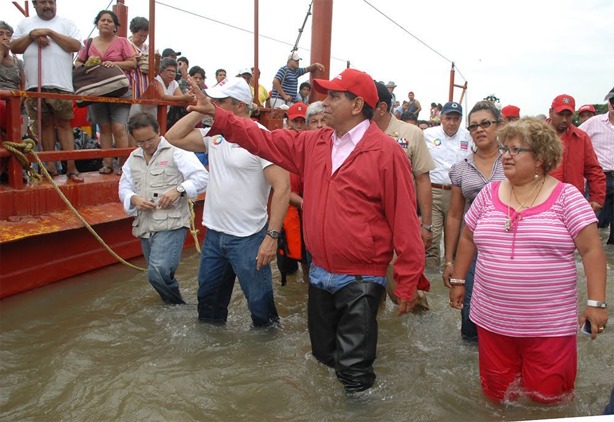 Fidel Herrera, el gobernador que caminaba descalzo en inundaciones de Veracruz