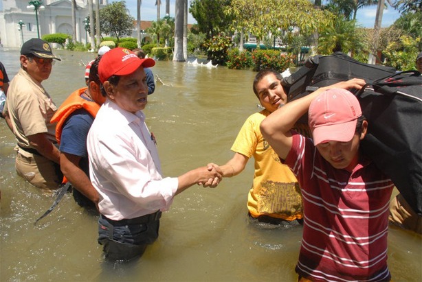 Fidel Herrera, el gobernador que caminaba descalzo en inundaciones de Veracruz