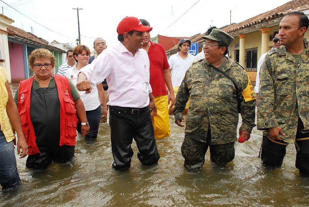 Fidel Herrera, el gobernador que caminaba descalzo en inundaciones de Veracruz