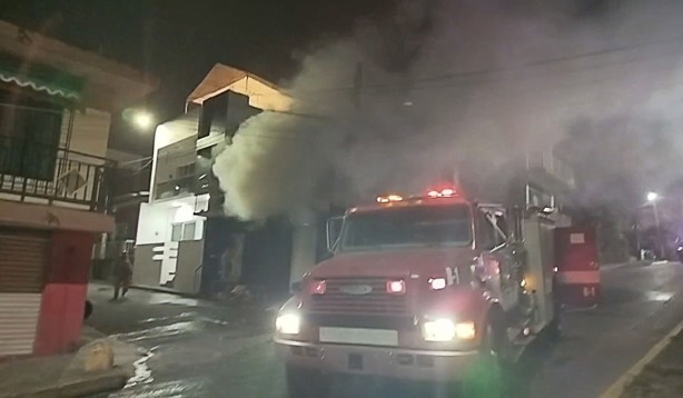 Voraz incendio moviliza a cuerpos de emergencia en la colonia de Martínez de la Torre