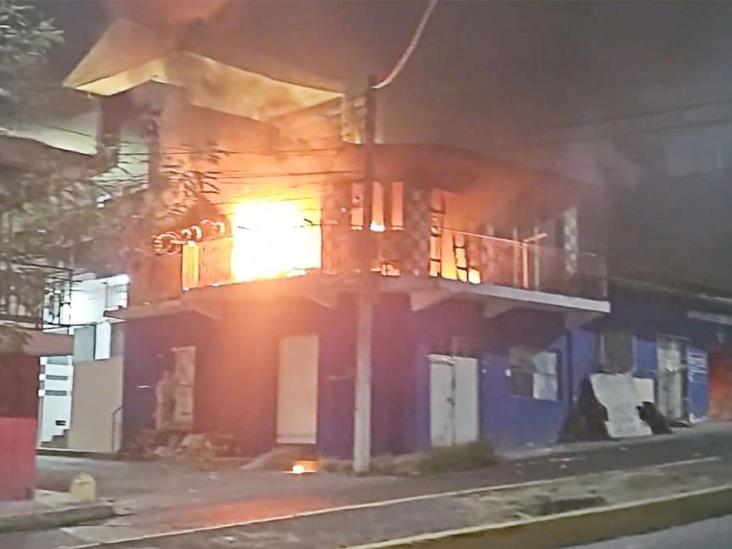 Voraz incendio moviliza a cuerpos de emergencia en la colonia de Martínez de la Torre