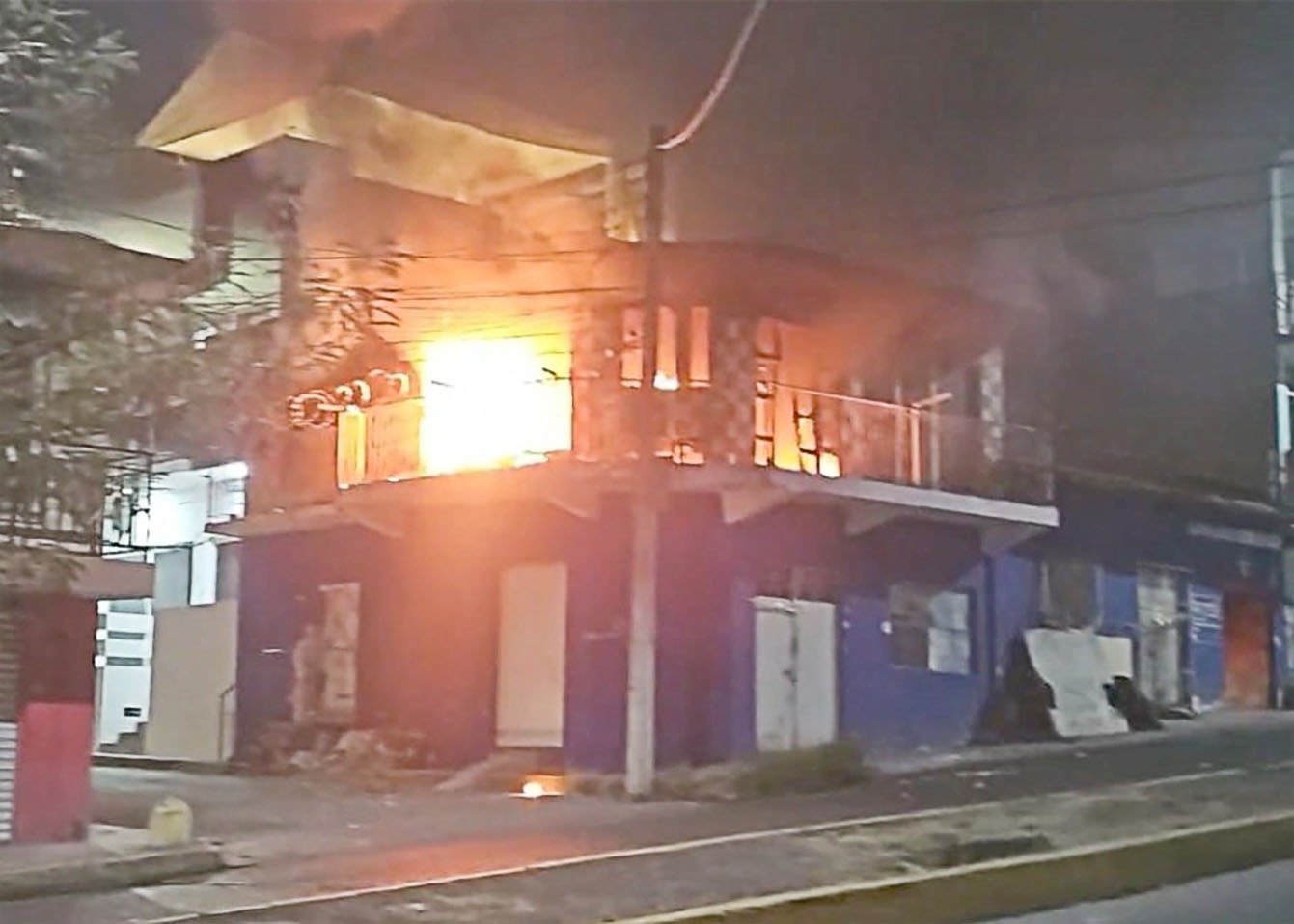 Voraz incendio moviliza a cuerpos de emergencia en la colonia de Martínez de la Torre