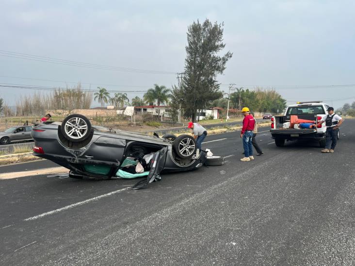 Volcadura de auto  frente al Club de Golf de Miradores del Mar deja varios heridos