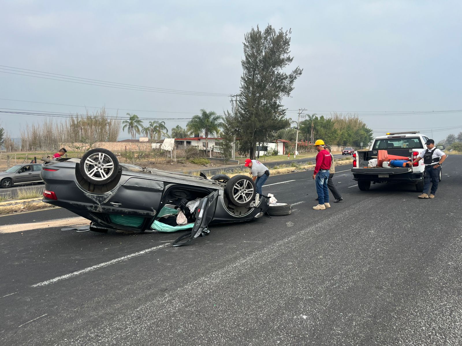 Volcadura de auto  frente al Club de Golf de Miradores del Mar deja varios heridos