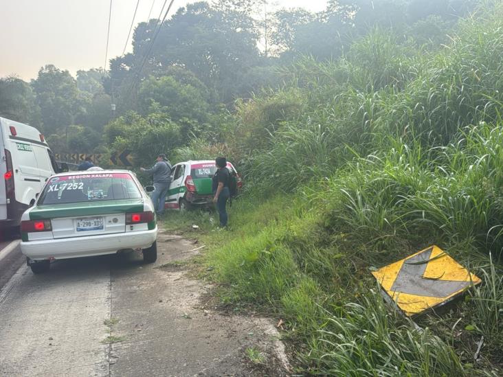 Accidente en la Xalapa-Coatepec; taxi termina entre la maleza
