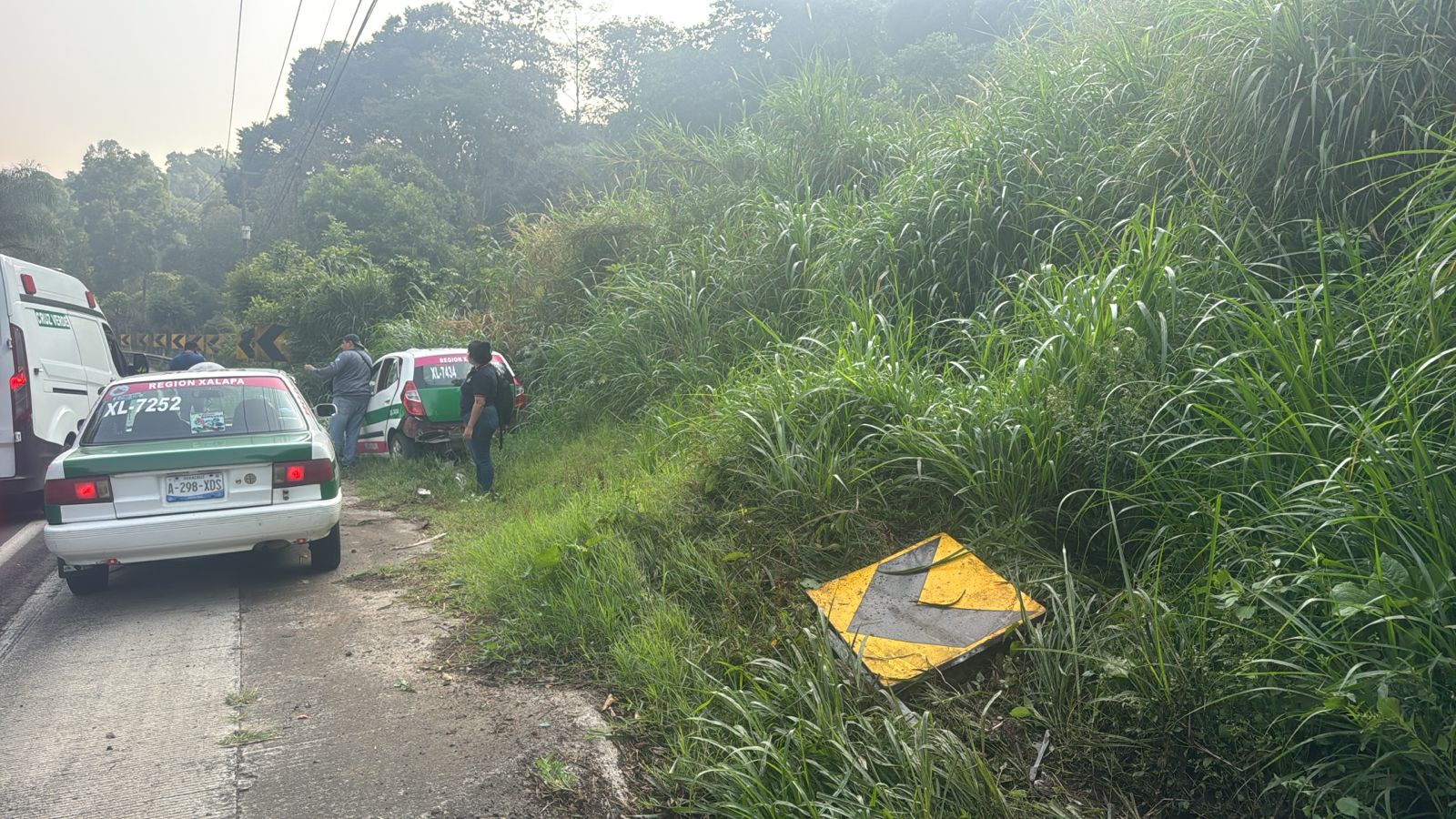 Accidente en la Xalapa-Coatepec; taxi termina entre la maleza