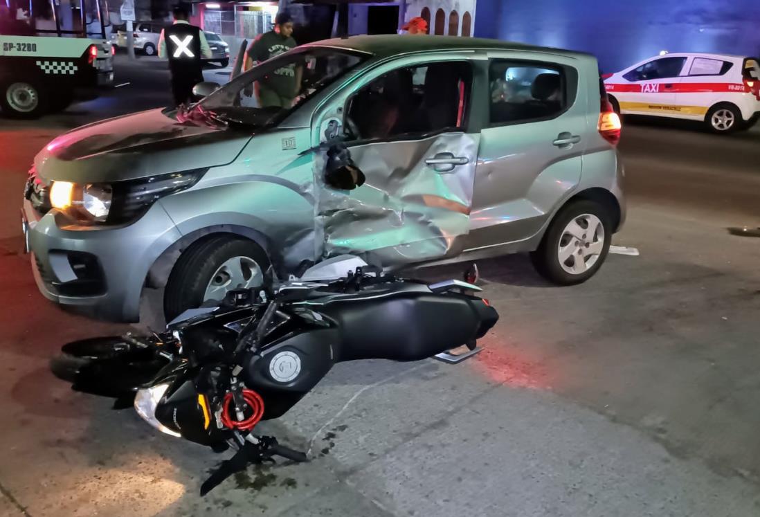 Motociclistas se impactan contra un auto en la avenida Salvador Díaz Mirón